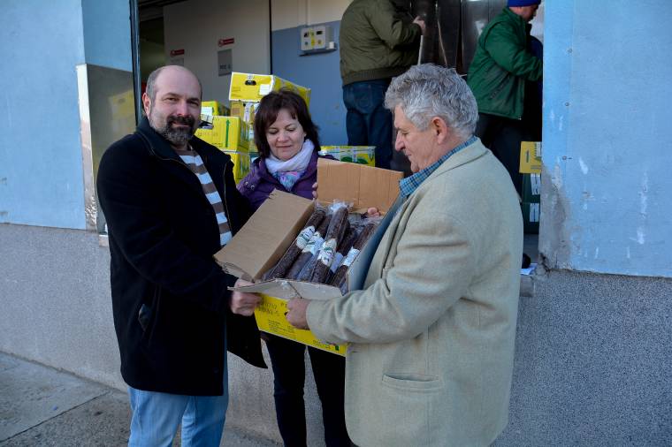 Szürkemarha-szalámit kaptak ajándékba
