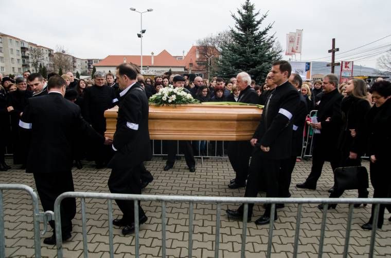 Ezrek hajtanak fejet Botár Gábor ravatala előtt