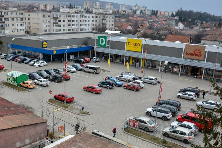 Megelégelték a vállalkozók, hogy vásárlóiknak nem jut parkolóhely