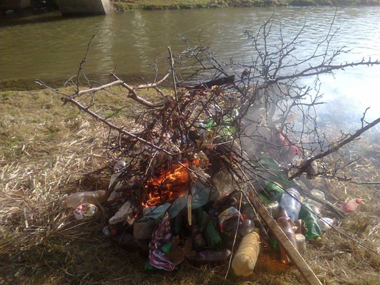 Meggyújtotta a szemetet, de megúszta a bírságot