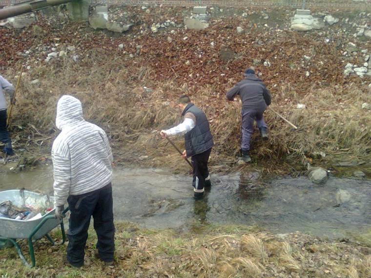 Egy tonna szemét a patakmederből