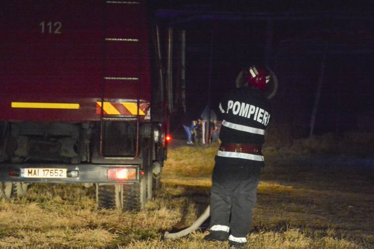 Kigyulladt a kerítésnek ütköző lopott autó