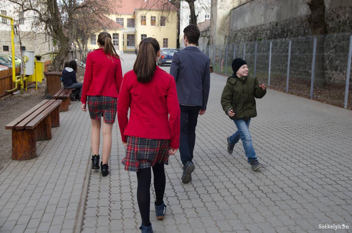 Iskolai egyenruha viselésére sem lehet kötelezni ezentúl a diákokat. Archív •  Fotó: Barabás Ákos