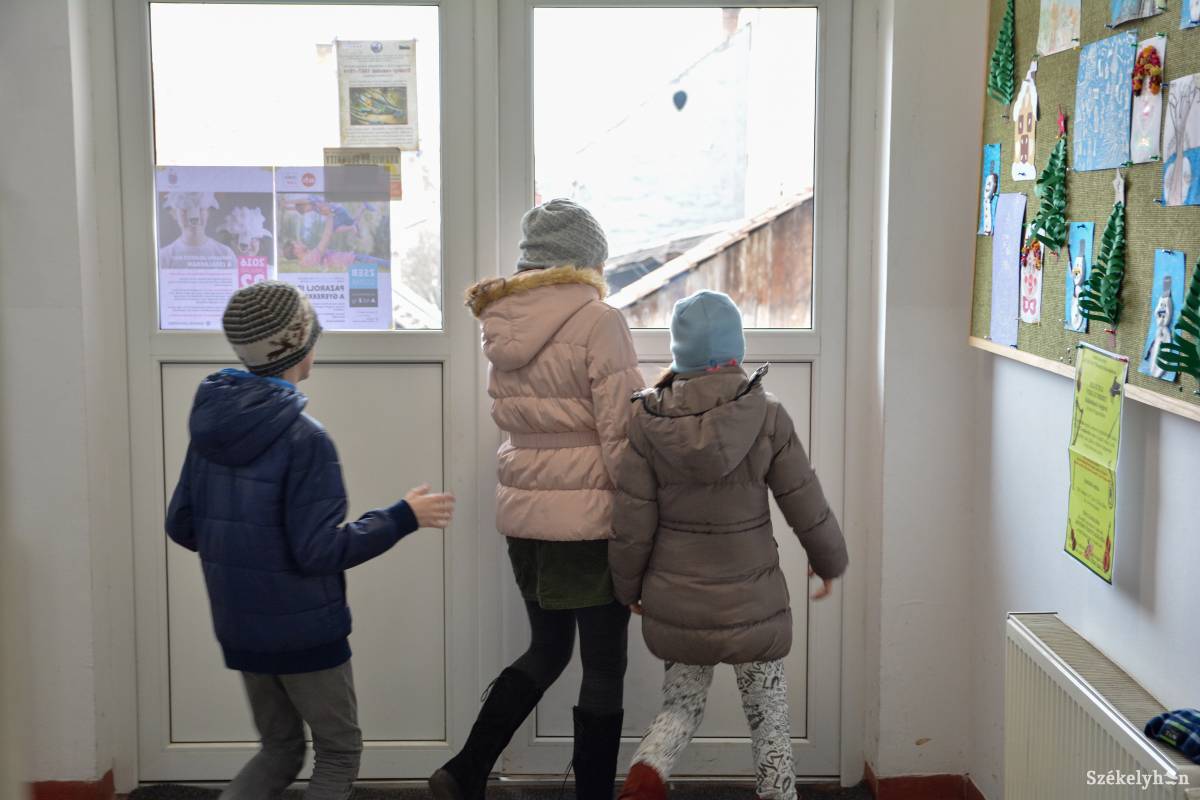 Több iskolás is otthon tölti a pénteket a rossz időjárás miatt. Illusztráció •  Fotó: Mihály Csaba