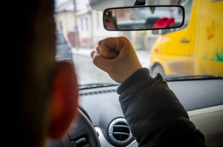 Útmutató az agresszív sofőrök feljelentéséhez