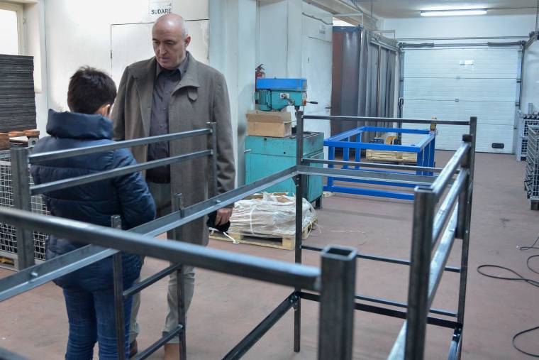 Bögözi ágyakban térnek nyugovóra a menekültek