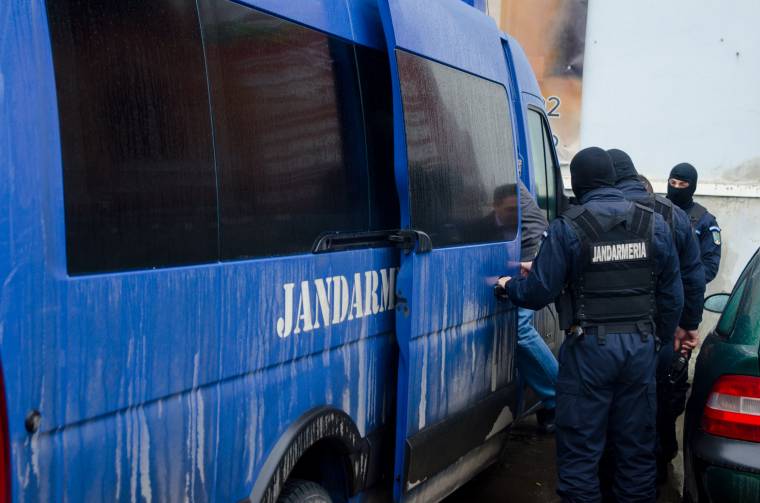 Illegális tudatmódosító szereket forgalmazó személyekre csaptak le a rendőrök