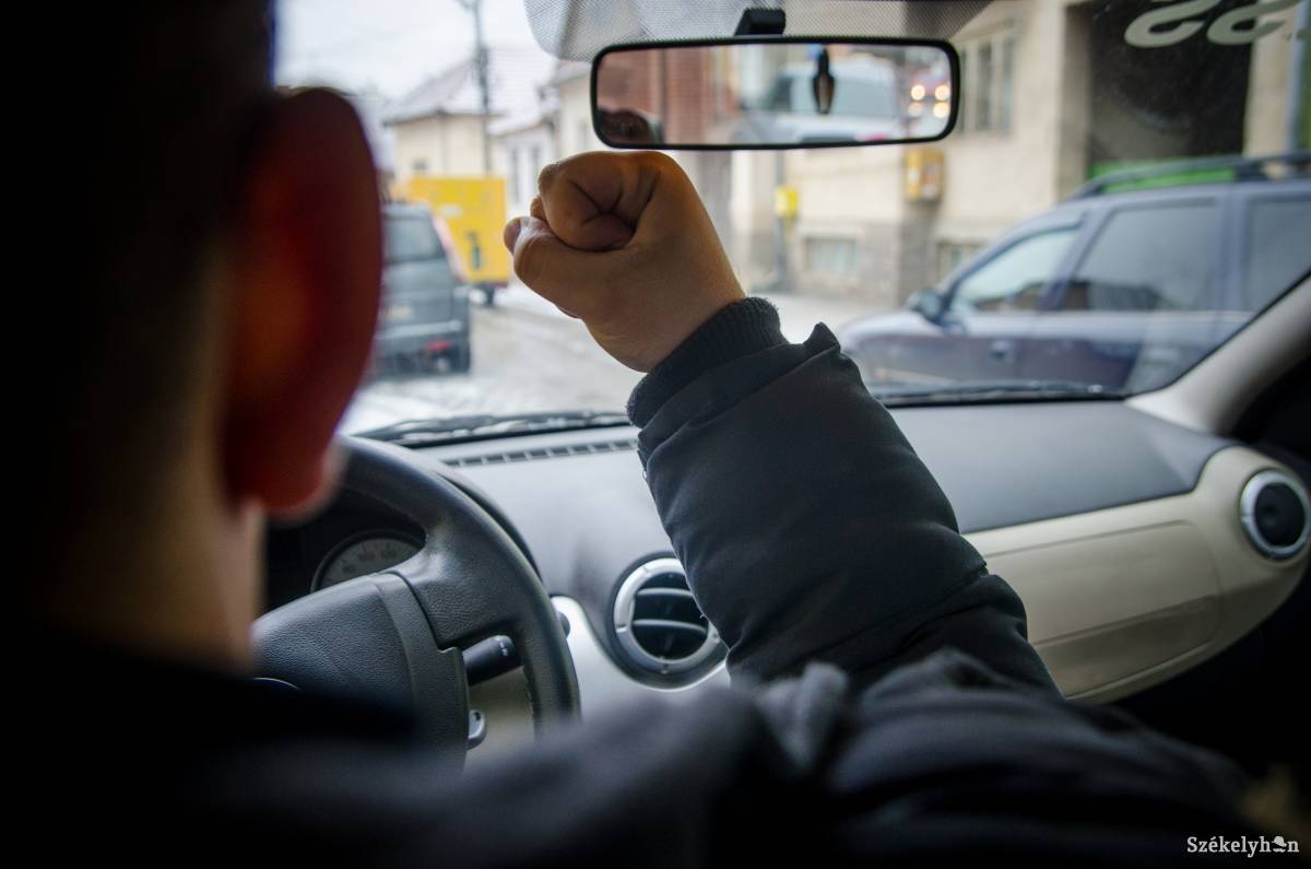 Sok sofőr azonnal kiabál, tülköl, ha egy másik vezető hibát vét a forgalomban •  Fotó: Barabás Ákos
