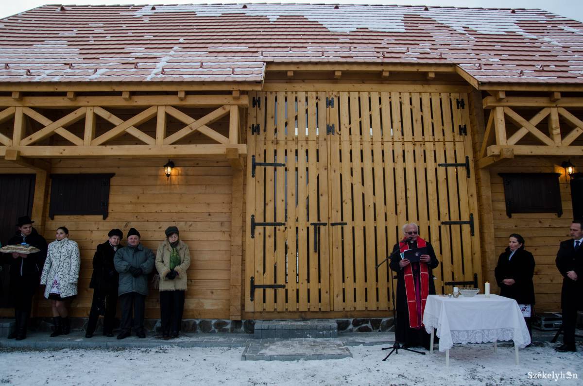 Az udvarhelyszéki Farkaslakán is közösségi térré alakítottak egy impozáns csűrt. Archív •  Fotó: Barabás Ákos