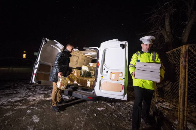 Élelmet és fát is vittek a rászorulóknak az udvarhelyi rendőrök