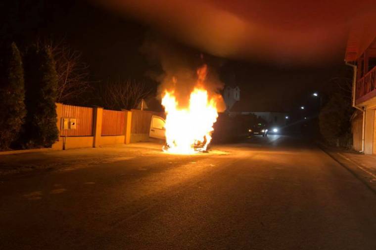 Rövidzárlat miatt gyúlt ki egy autó Székelykeresztúron