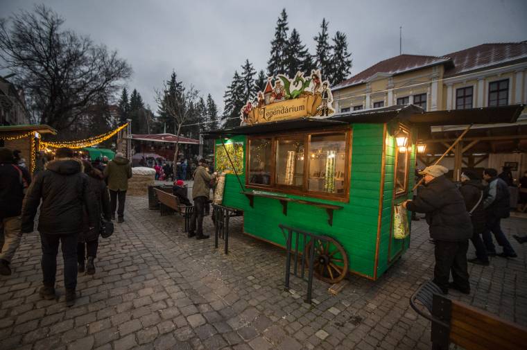Varázslat a meseszekérben: mobilmoziban nézhették a gyerekek a Legendárium rajzfilmjét Udvarhelyen
