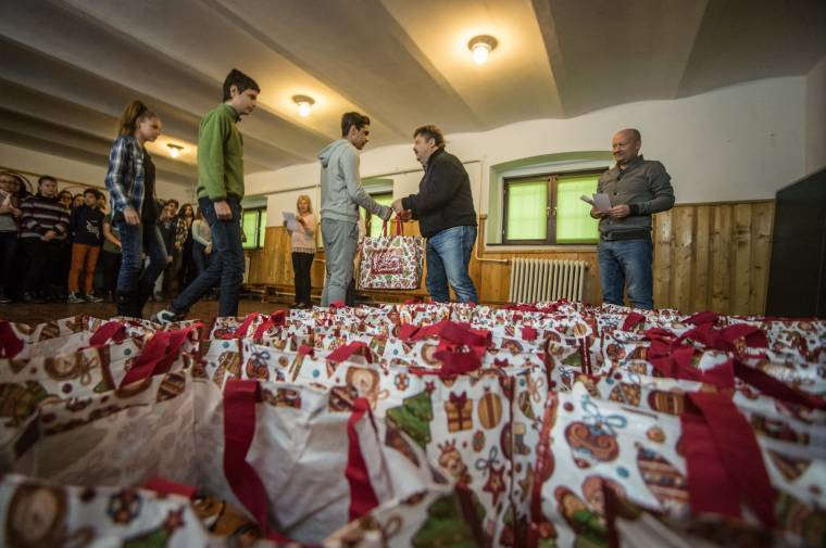 Élelmiszercsomagok székelyföldi családoknak karácsonyra az NSKI-től