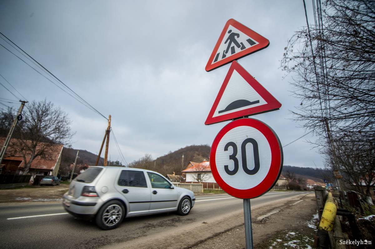 Bögözben a forgalmi tábla még mindig lassításra figyelmeztet, noha a fekvőrendőrnek már hűlt helye •  Fotó: Barabás Ákos
