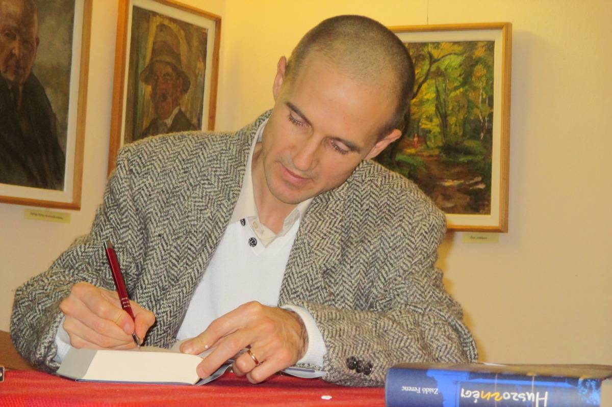 Zsidó Ferenc dedikál •  Fotó: Zsidó Annamária