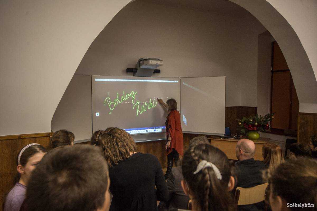 Interaktív, multifunkcionális táblákat kaptak az iskolák •  Fotó: Barabás Ákos