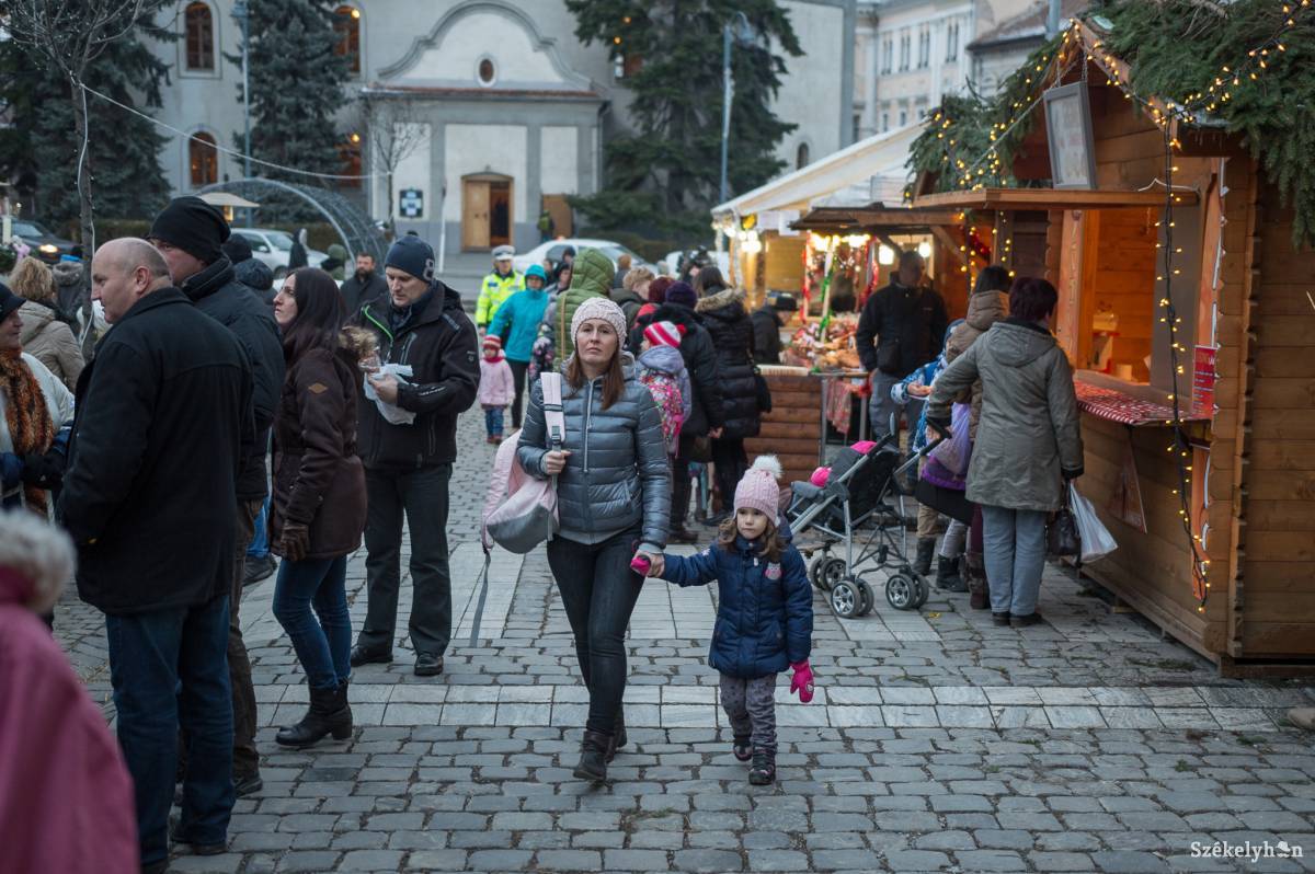 Vasárnapig tart a vásár. Már első nap sokan megfordultak a Patkóban •  Fotó: Barabás Ákos