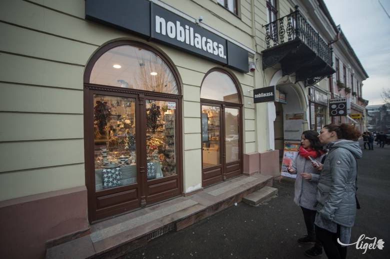 Terített asztal a kirakatban •  Fotó: Barabás Ákos