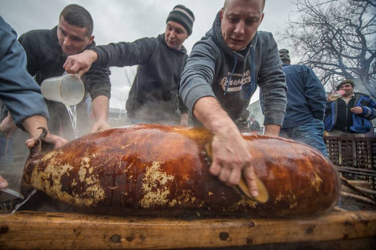 Jótékonysági disznótor Galambfalván