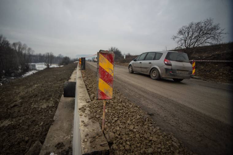 Tavasszal már nyoma sem lesz annak, hogy itt egy beszakadt út volt