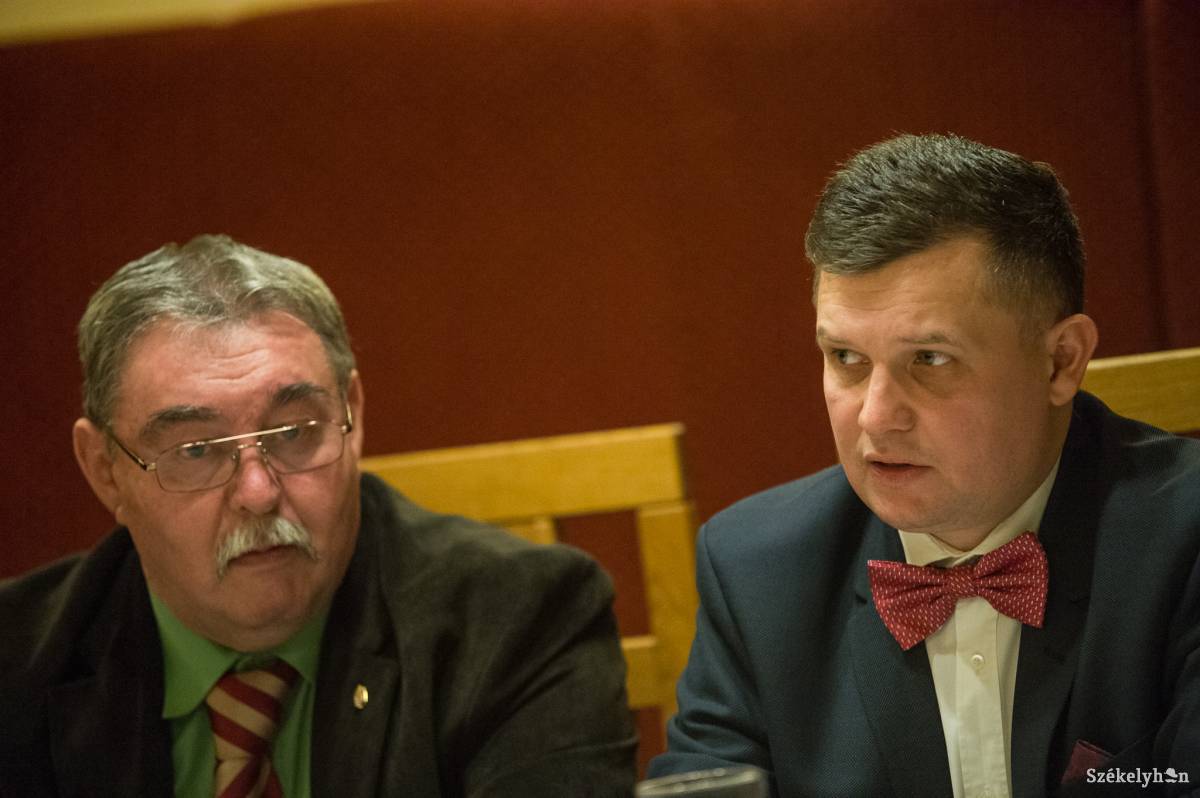 Köllő Bálint vállalkozó (jobbról) és Dr. Csige Sándor Zoltán vezető konzul (balról) az „Itthon Otthont Teremtünk” program indításáról tartott sajtótájékoztatón •  Fotó: Barabás Ákos