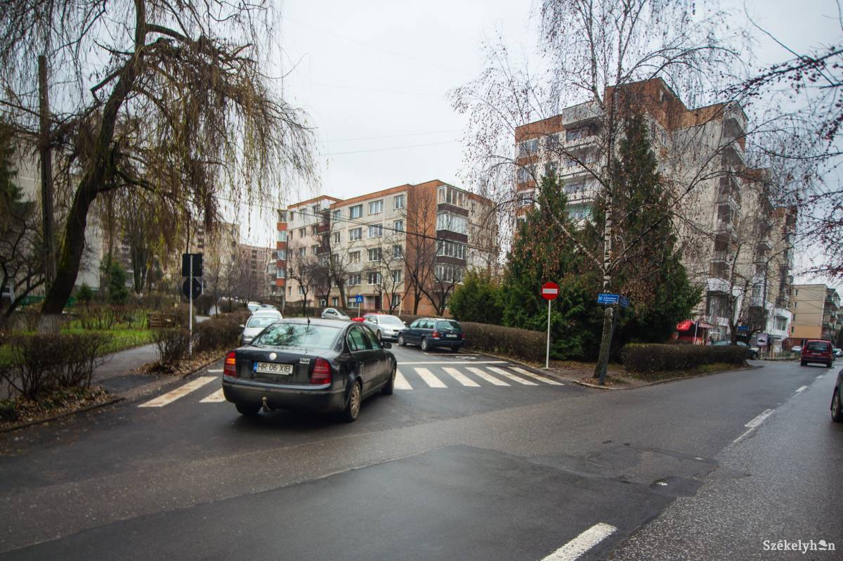 Nem a megszokottra kell hagyatkozni, hanem állandóan figyelni kell a forgalmi táblákra •  Fotó: Barabás Ákos