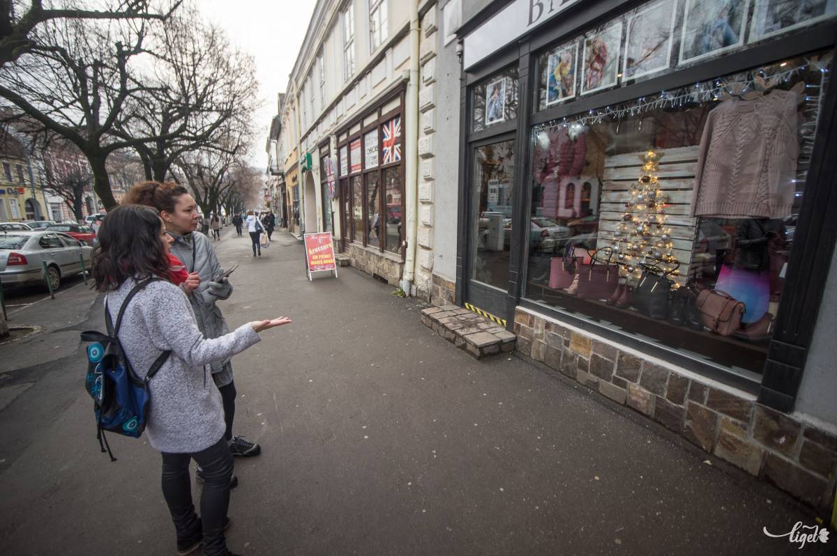 Minimálból van megoldva ötletesen: raklapra gömbökkel •  Fotó: Barabás Ákos