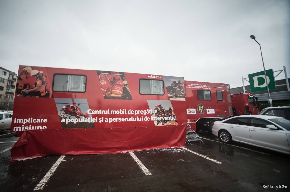 Reggeltől délutánig folyamatosan tartottak felkészítőket a SMURD-kamionban •  Fotó: Barabás Ákos