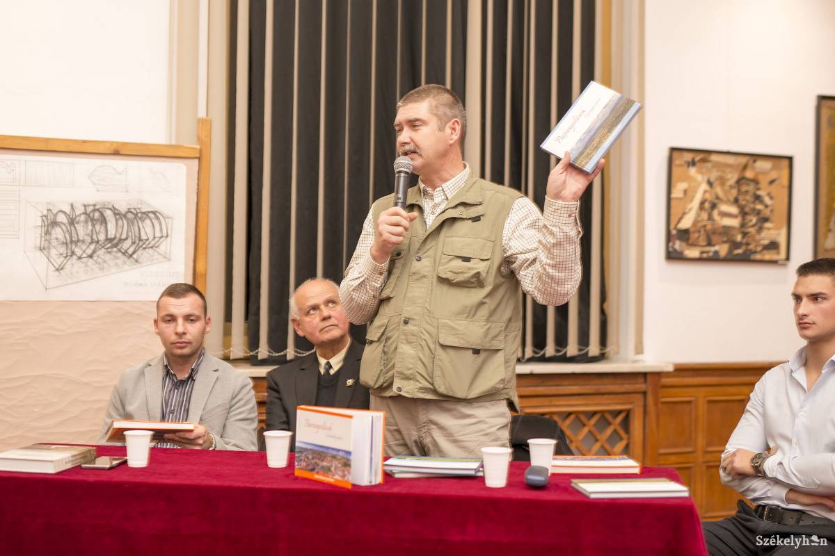 A könyv anyagának gyűjtéséről mesél az ötletgazda, Dezső László •  Fotó: Dávid Anna Júlia