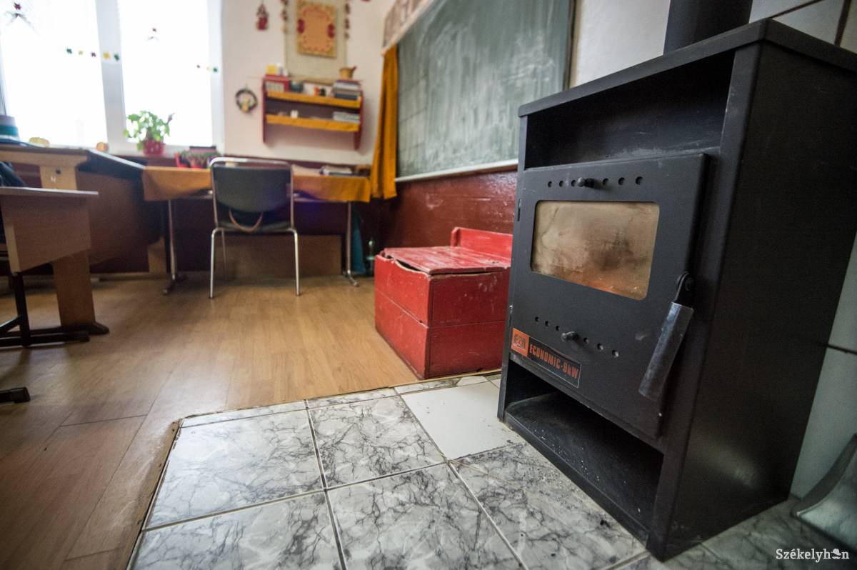 Kandalló biztosítja a meleget az ivói gyerekeknek. Nincs tűzifahiány az udvarhelyszéki iskolákban •  Fotó: Barabás Ákos