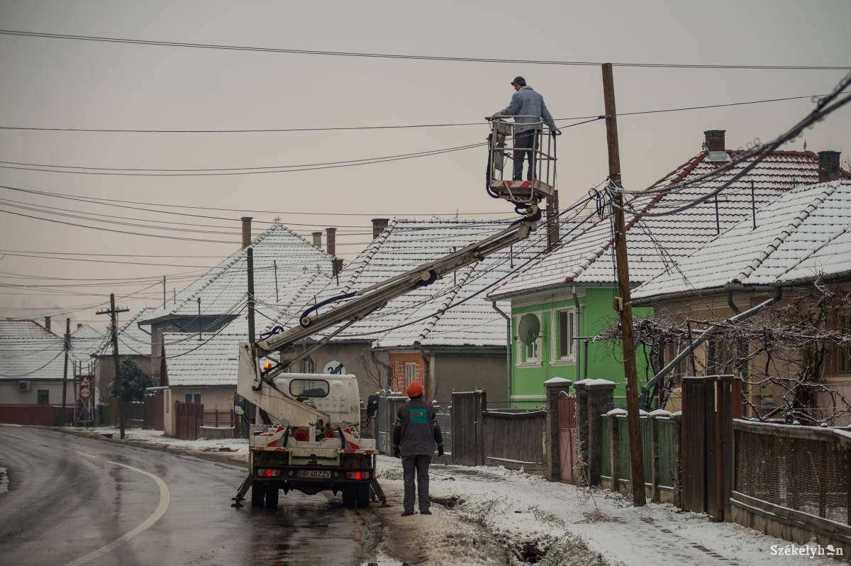 Szerdán még szerelték, várhatóan csütörtök este már díszes lesz Fenyéd és Küküllőkeményfalva főútja is •  Fotó: Barabás Ákos