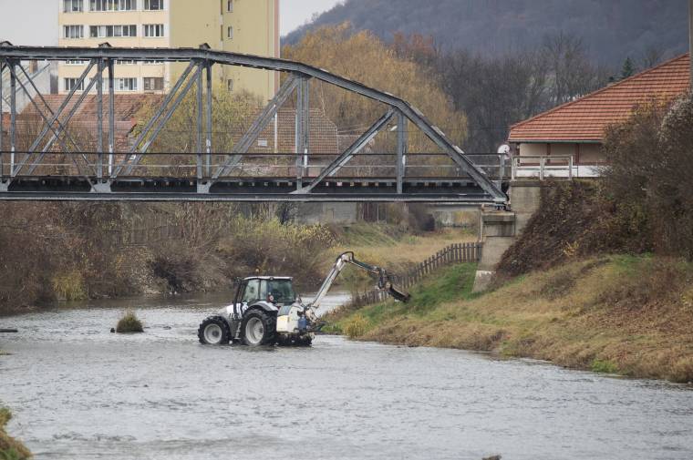 Lenyírják a növényzetet a Nagy-Küküllő partjánál