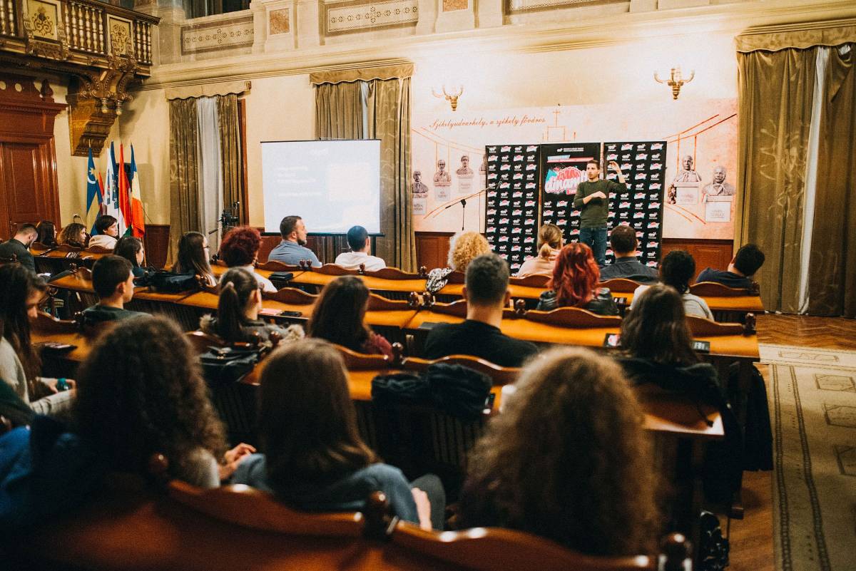 Négy fiatal vállalkozó mutatta be sikertörténetét a Dinamit-turné udvarhelyi állomásán •  Fotó: Mihály Csongor