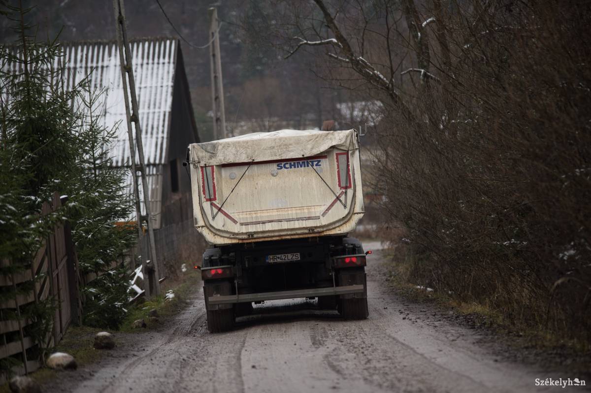 A panasz forrása. Kőzúzalékot szállító ponyvás teherautó a nyaralók mellett •  Fotó: Barabás Ákos