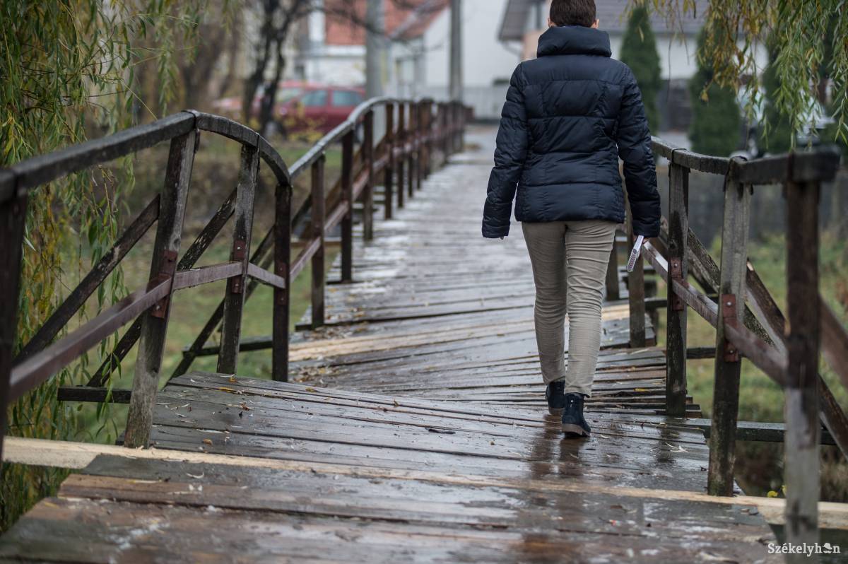 Munkatársunk a veszélyes hídon. Kockáztatott, de szabályt nem szegett: utána jelentek meg a városháza munkatársai, hogy lezárják az átkelőt •  Fotó: Barabás Ákos