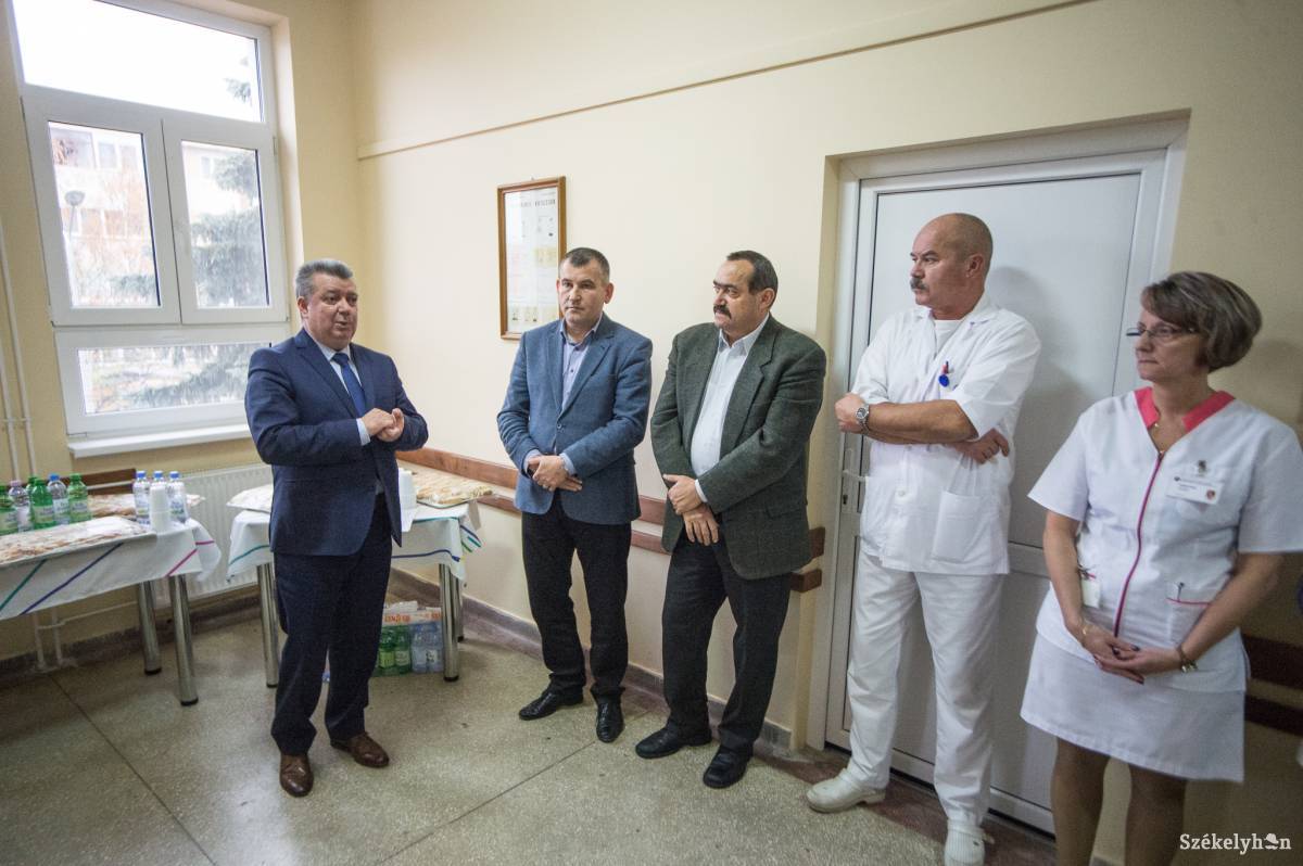 Lukács Antal (balra): a járóbeteg-rendelő épületének felújítása volt az idei év legnagyobb beruházása a kórházban •  Fotó: Barabás Ákos