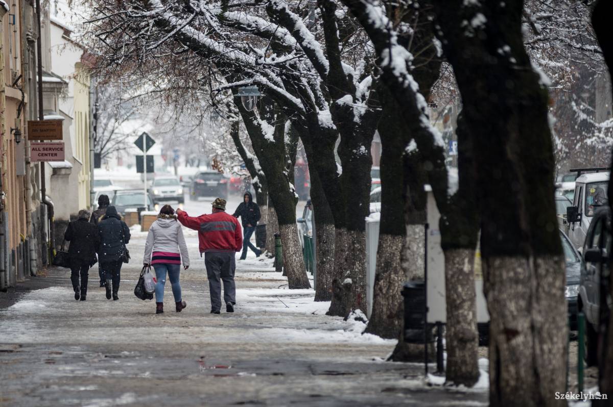 Ha van is egy kis hó a városokban, az minden bizonnyal elmegy karácsonyra. Archív •  Fotó: Barabás Ákos