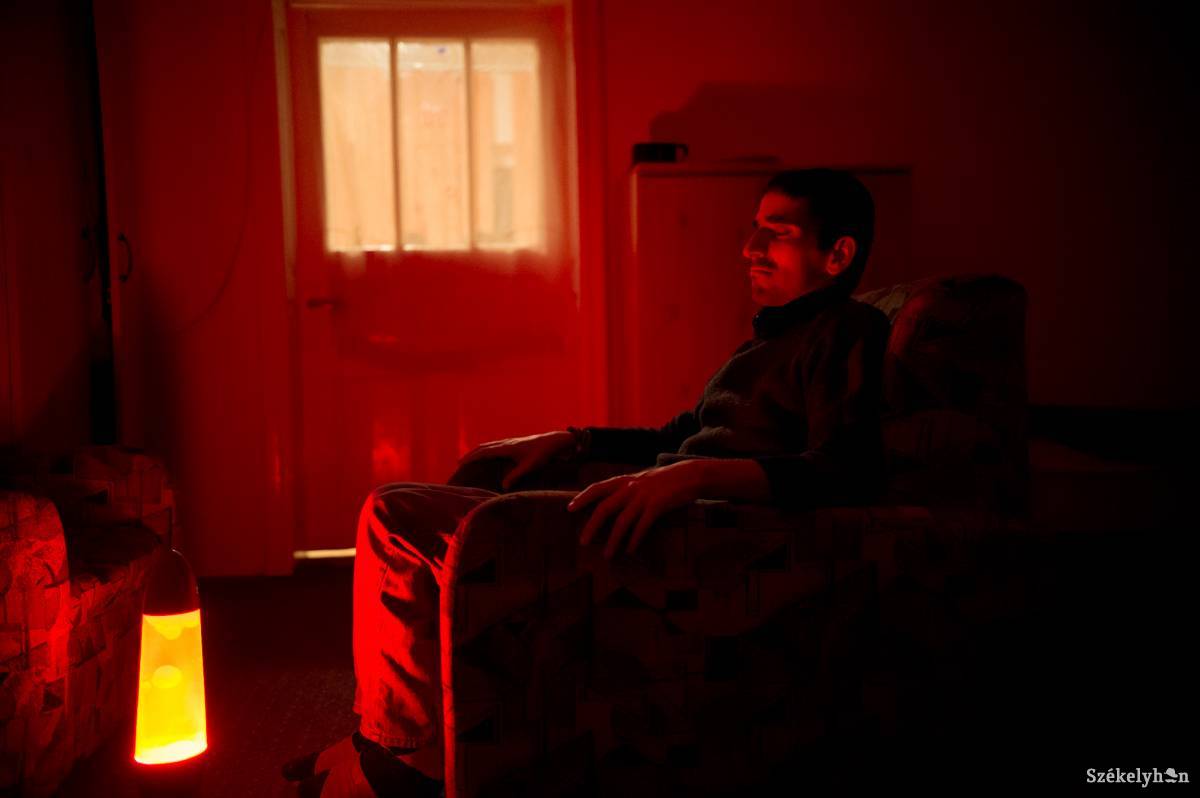 Attila a lámpa bűvöletében. „Amikor ezt bekapcsolom, áramlik belőle valami” •  Fotó: Barabás Ákos