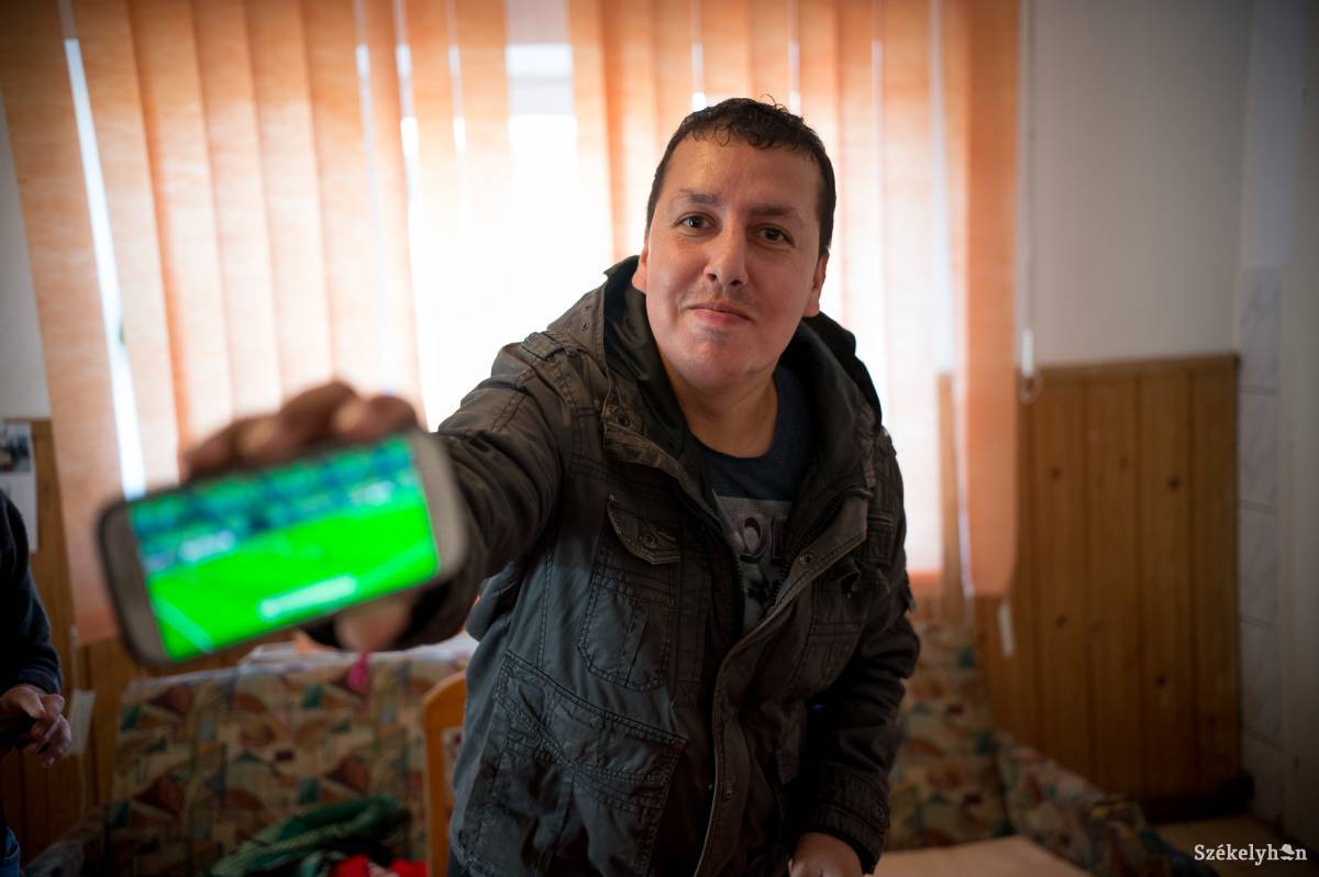 Szilárd kedvenc telefonos játékával. Minket is megtanított a gombokat nyomkodni •  Fotó: Barabás Ákos