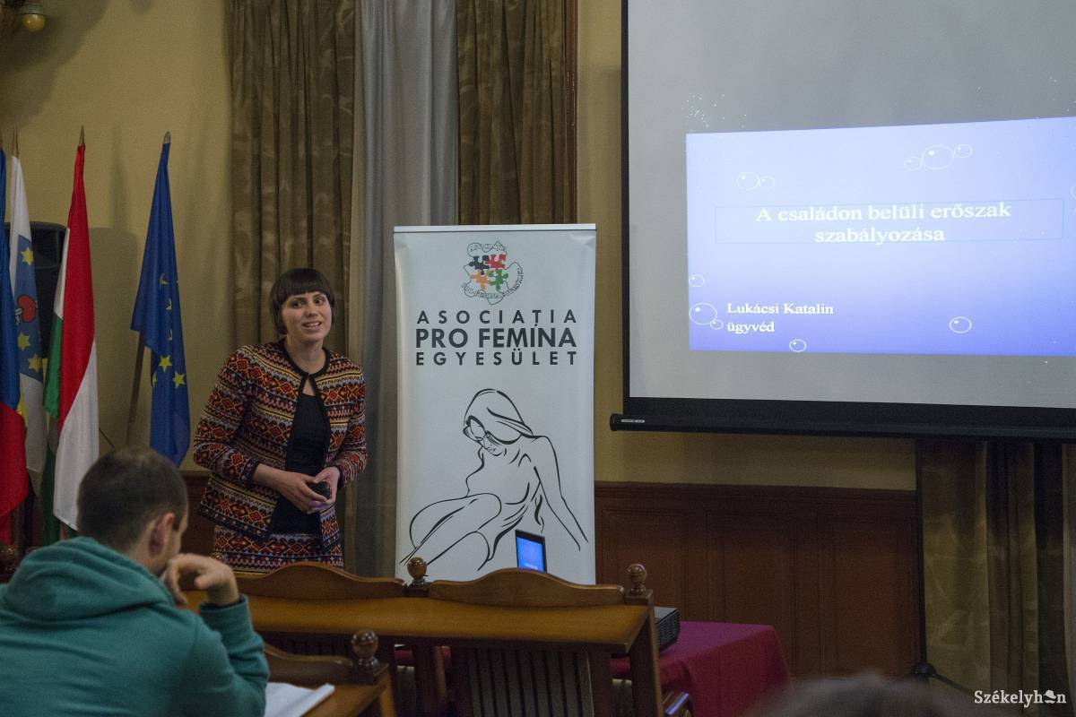 Lukácsi Katalin ismerteti az áldozatok jogi lehetőségeit •  Fotó: Dávid Anna Júlia