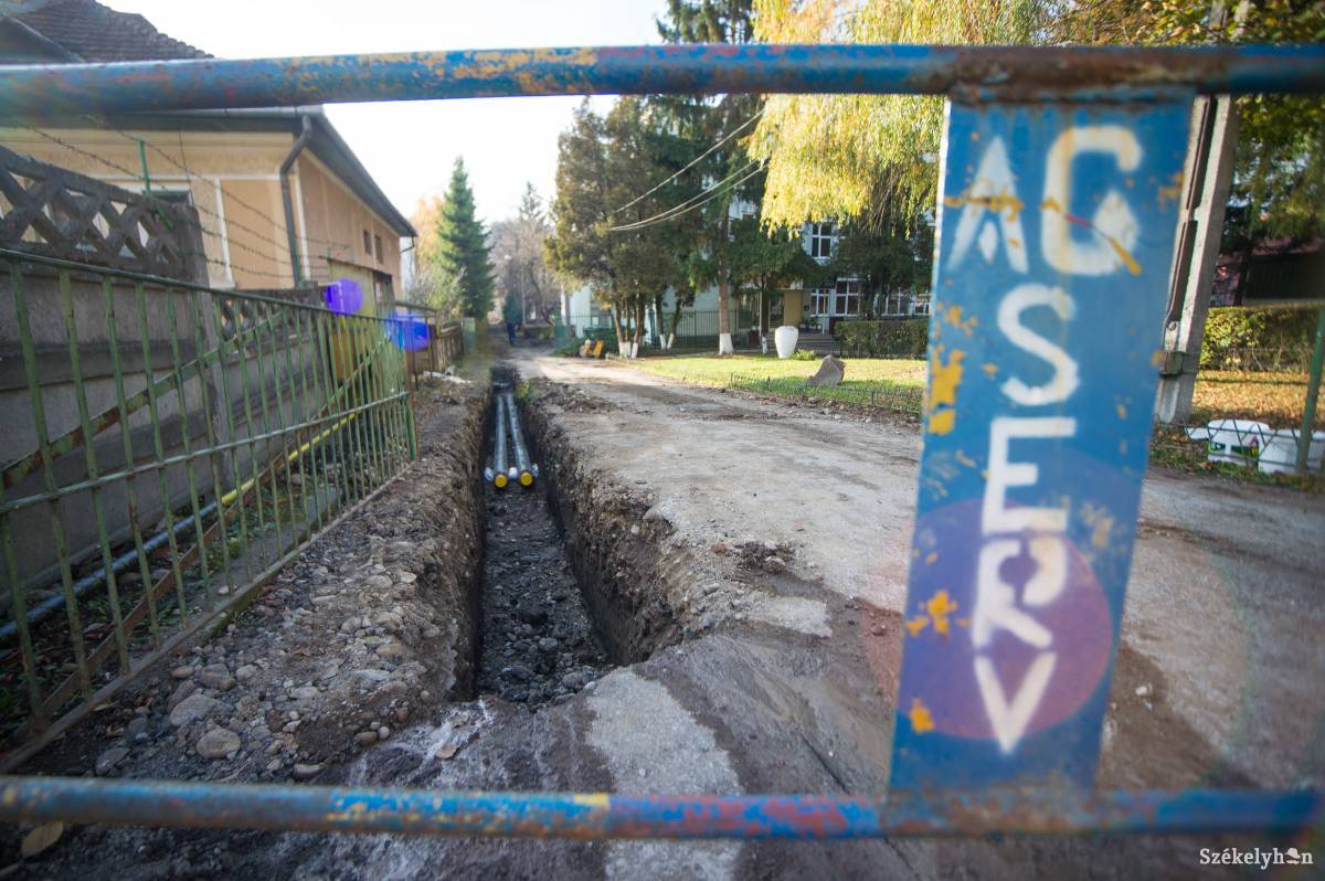 Az intézetek udvarain már lefektették a csöveket •  Fotó: Barabás Ákos