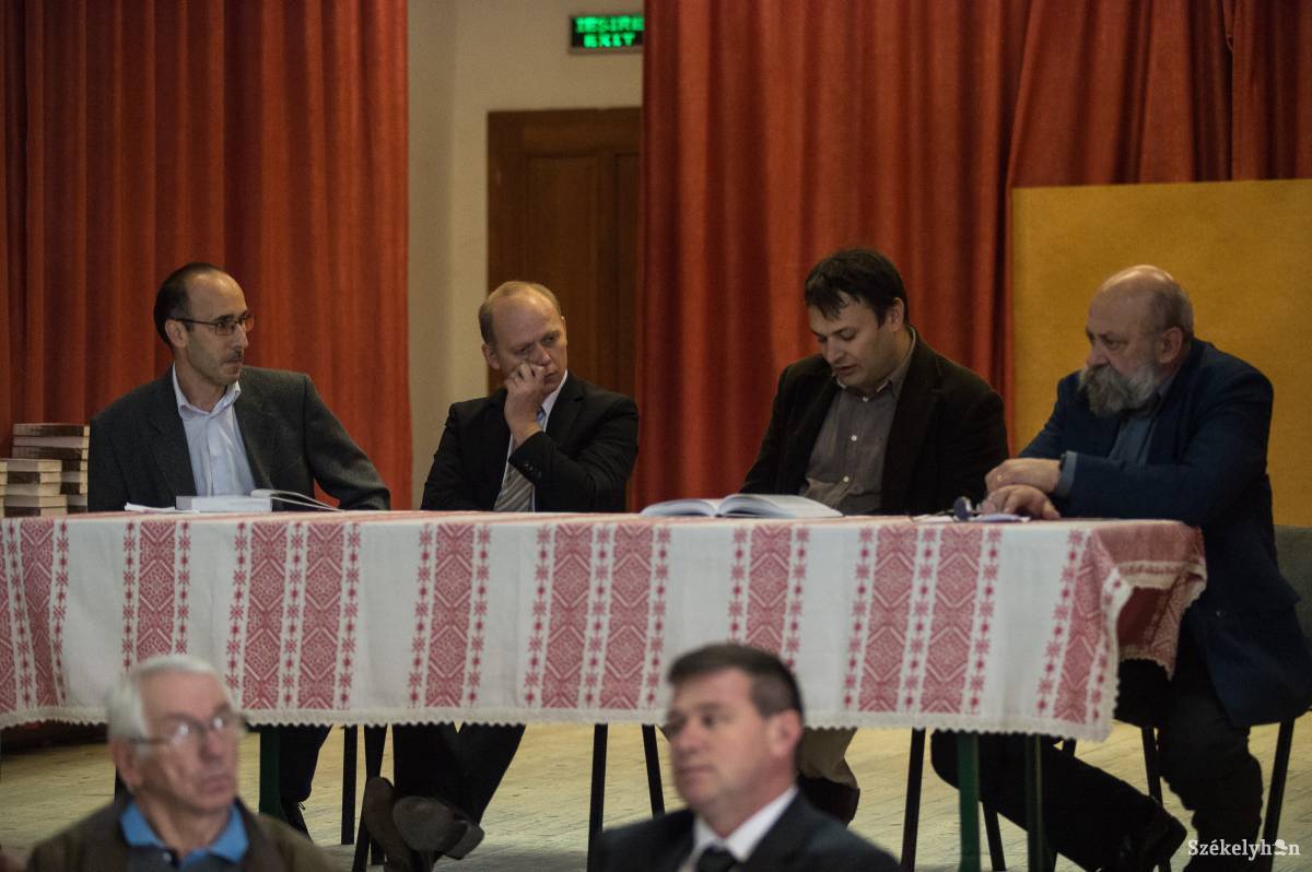 A könyvet bemutató történész (balról) és a szerzők •  Fotó: Barabás Ákos