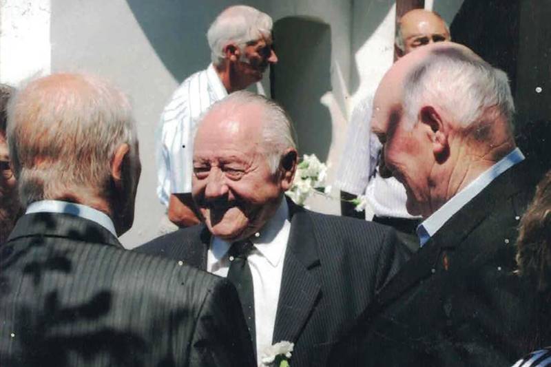 Lakatos Gyula recsenyédi falustársai között 2016-ban. Forrás: a Lakatos család archívumából 