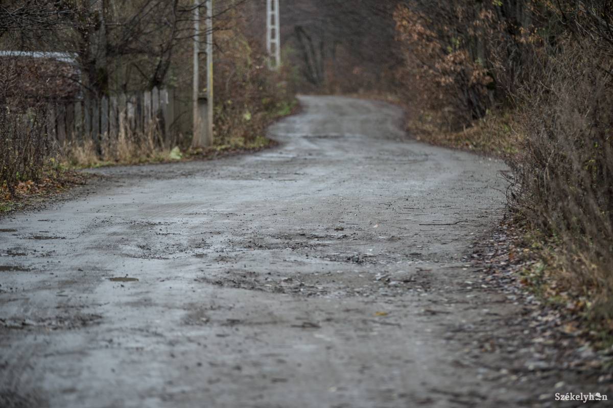 Göröngyös az út a Szeltersz völgyében. Idén nem javították, jövőre azonban teljesen újjáépítik •  Fotó: Barabás Ákos