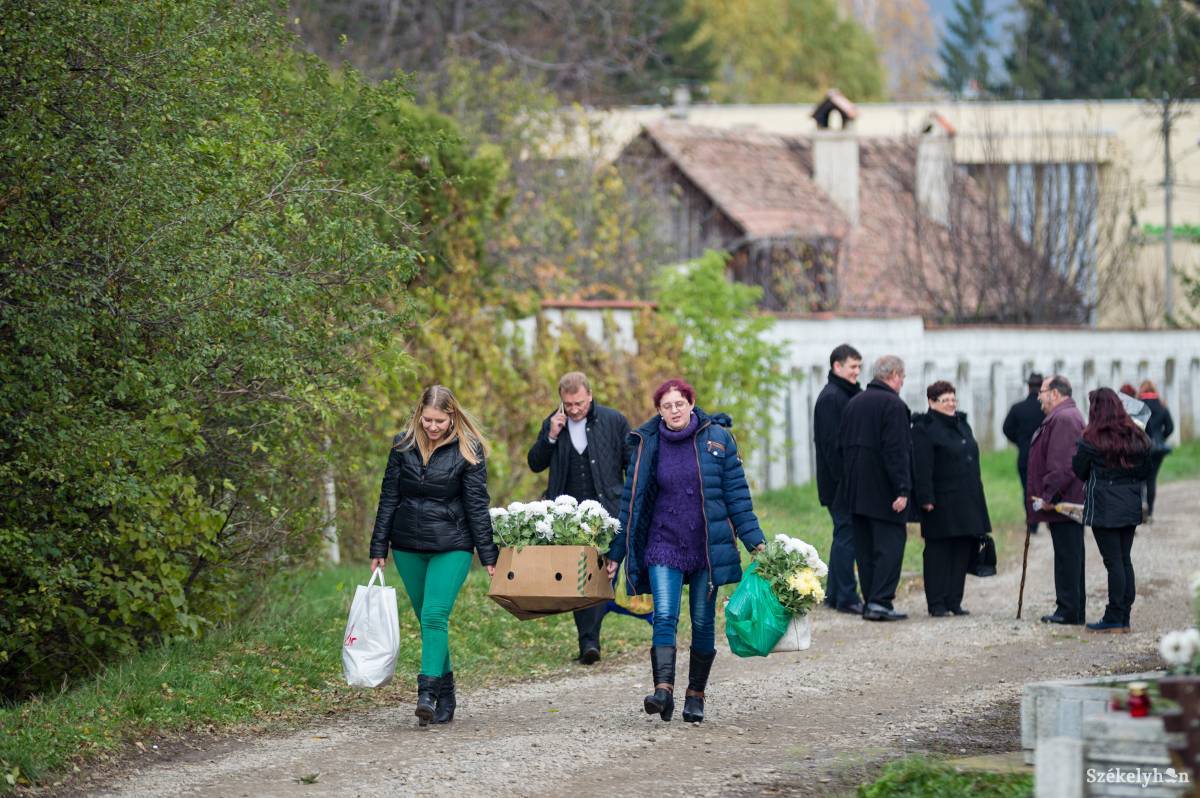 November 1-je az udvarhelyi temetőkben •  Fotó: Barabás Ákos