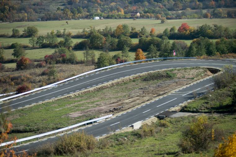 „Sok kínlódással”, de végül elkészültek az atyhai úttal