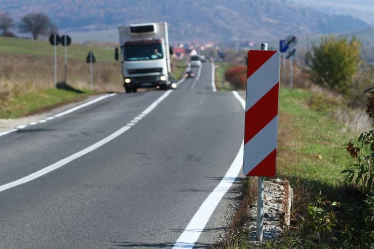 Gombamód szaporodnak a jelzőtáblák a megyei utak mentén, csak épp semmi értelmük nincs
