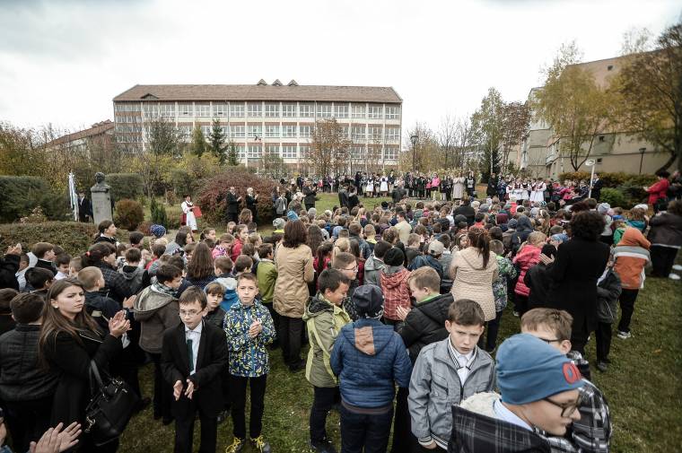Koszorúzással nyitották meg a Móra-hetet