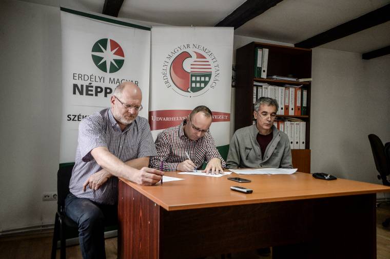 Regisztrációban segítenek, szavazásra buzdítanak
