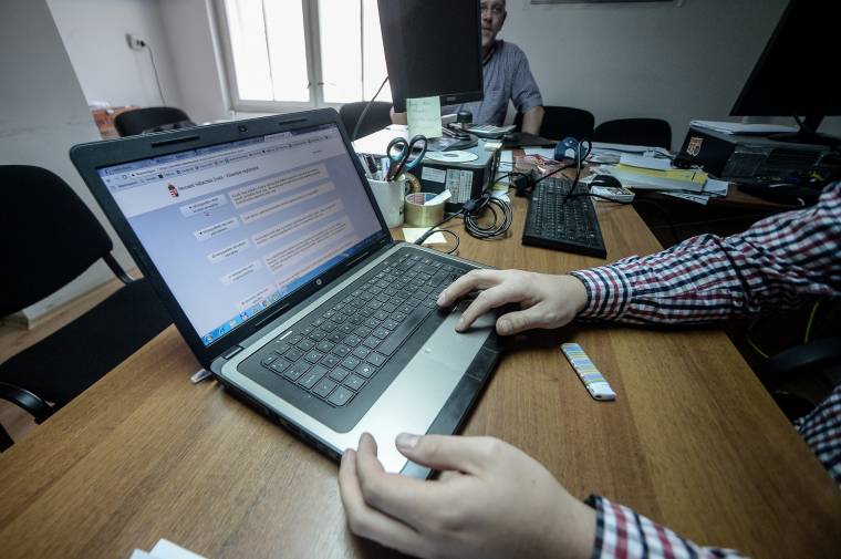 Megérkeztek Erdélybe a szavazólapokat tartalmazó első levélcsomagok